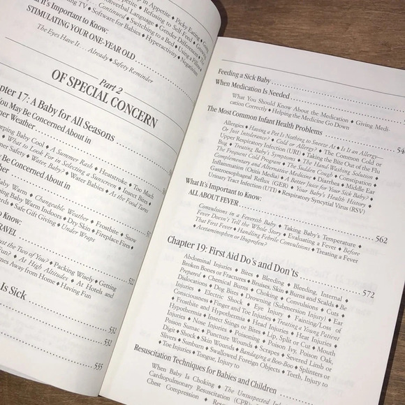 What to Expect the First Year huge 2nd edition Baby book - Picture 6 of 7